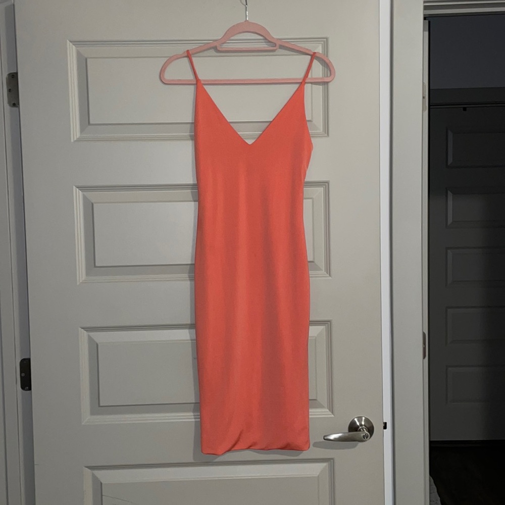 Show off your curves in this midi dress!!!